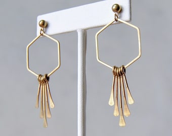Pendientes hexagonales geométricos con flecos dorados / Pendientes colgantes de latón martillado hechos a mano / Joyería folclórica moderna y ecléctica