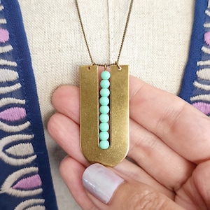 Collar Fortaleza / Colgante Geométrico / Arco de Latón con Cuentas / Collar Largo con Cuentas / Estilo Boho Chic