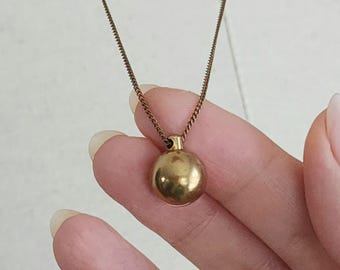 Collar con colgante de esfera de latón / Colgante de bola redonda dorada / Joyería minimalista unisex para uso diario