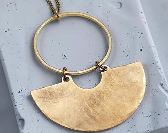Collar con colgante de media luna / Círculo dorado y dije de latón / Collar con arco semicircular / Estilo bohemio moderno