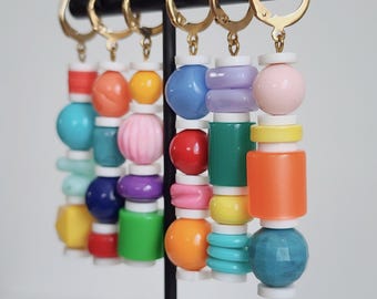 Pendientes vintage de cuentas desiguales / Pendientes colgantes reciclados de colores pastel / Joyería ecléctica que estimula la oxitocina