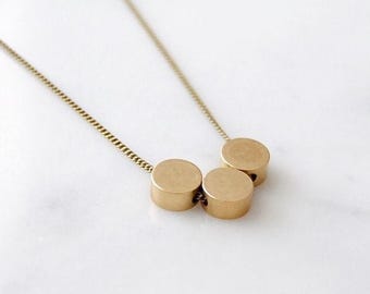 Collar de tres círculos / Dijes redondos de latón / Joyería minimalista hecha a mano