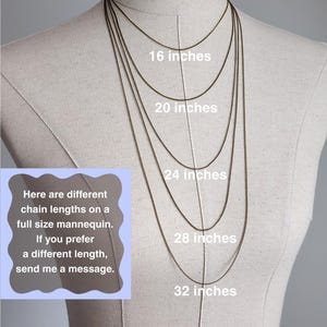 Puede incluir: Cinco cadenas met&aacute;licas finas sobre un maniqu&iacute;, etiquetadas con longitudes de 40,6 cm, 50,8 cm, 61 cm, 71,1 cm y 81,3 cm. Un cuadro de texto indica: Here are different chain lengths on a full size mannequin. If you prefer a different length, send me a message.