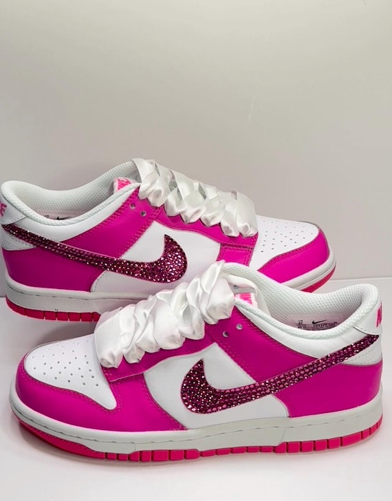 pink nike pumps