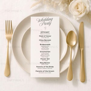 以下が含まれることがあります： 「Wedding Party」の文字と名前のリストが書かれたウェディングメニューカード。白いお皿の上に金色のカトラリーと一緒に置かれています。カードには、司祭、メイド・オブ・オナー、ブライズメイド、グルームズメン、フラワーガール、リングベアラー、新郎新婦の両親が記載されています。