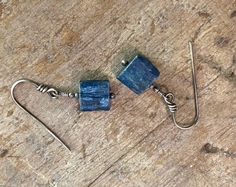 Simple Blue Kyanite Earrings. Natural Stone Short Dangle Earrings. Silver and Blue Everyday Earrings. Minimalist Raw Stone Earrings.