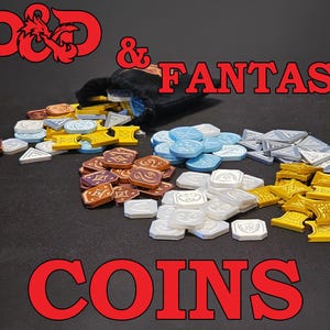Könnte beinhalten: Eine Sammlung von D&D & FANTASY COINS in verschiedenen Formen und Farben, darunter Gelb, Weiß, Blau, Silber und Kupfer, verstreut um einen schwarzen Beutel mit Kordelzug. Der Text D&D & FANTASY COINS ist in roter Schrift im Bild zu sehen.