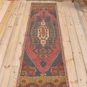 Alfombra turca de pasillo de 2,1 x 7,1 pies, alfombra vintage de lunares rojos