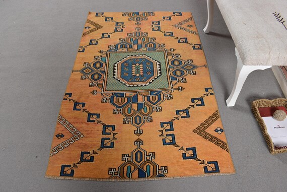 トルコ絨毯、幾何学模様のヴィンテージ絨毯、102 x 165 cmの