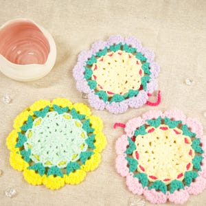 3-teiliges Blumen-Untersetzer-Set, multifunktionales handgefertigtes Häkel-Schmucktäschchen-Set, ästhetisches Tee-Set, florales Geschenk für Frauen, einzigartige Schreibtischdekoration