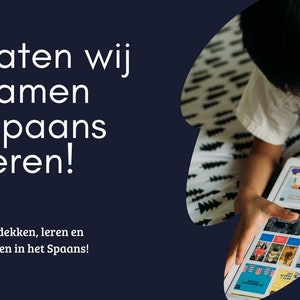 May include: A child is lying on a bed with a white and black patterned sheet, looking at a tablet. The tablet screen shows a colourful website with images and text. The text on the screen says "Laten wij samen Spaans leren!" which translates to "Let's learn Spanish together!"