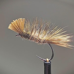 DYRET - Medium Dun - Klassisches Trockenfliegenmuster aus Skandinavien. Einzigartig, Vielseitig und Wirkungsvoll. Ein sehr schwimmfähiger und auffälliger Allrounder.