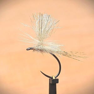 DYNAMITE HARRY - Jasnoszary - Klasyczny skandynawski wzór suchej muchy. Wszechstronny i skuteczny.