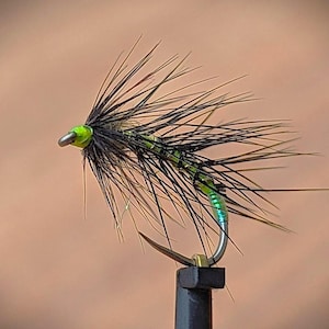 Snatcher - Chartreuse (FCF) Nassfliege / Nymphe Für Forelle und Äsche. Großartiges Geschenk für Angler & Angel-Memorabilia-Sammler.