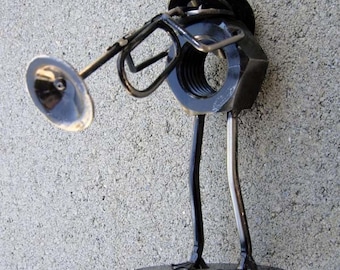 M. GRENOUILLE LE TROMPONNEUR Sculpture en métal fixe