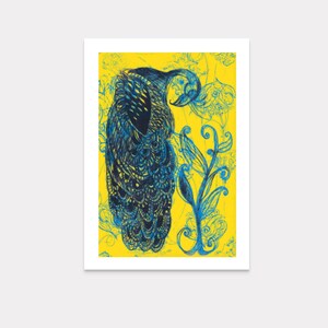 Cartão de felicitações em branco com pavão azul e amarelo