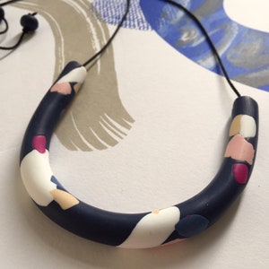 Collier tube bleu marine, magenta et blanc en pâte polymère image 6