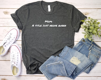 Mom: Ein Titel direkt über Königin, Mom Tshirt, Mom Tee, Mama Shirt, Mom Life, Geschenk für Sie, Mom Birthday. Frauen Tshirt