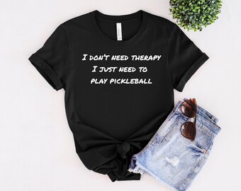 Non ho bisogno di terapia, ho solo bisogno di giocare a Pickleball, T-shirt giocatore Pickleball, T-shirt grafica, Regalo amante Pickleball, Camicia sportiva