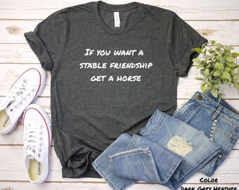Könnte beinhalten: Dunkelgraues T-Shirt mit dem Aufdruck "If you want a stable friendship get a horse" in Weiß.