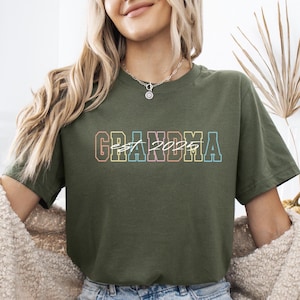 Grandma EST 2025 Shirt, Personalized Grandmother Shirt, Gift for New Grandma, Pregnancy Announcement Gift, Mother&#39;s Day Shirt