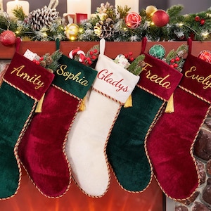 Media navideña de terciopelo 2025 con nombre, media familiar personalizada, media navideña personalizada con borla, media navideña, regalo de Navidad
