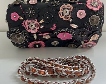 Bolsa Coach Double Dinky autêntica e rara, preta com aplique de rosas cor de chá rosa.