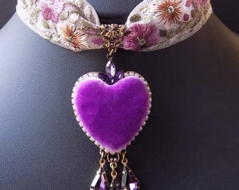 Gargantilla de corazón de terciopelo morado con cinta bordada floral color marfil.