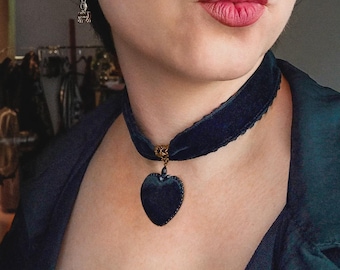 Black Velvet Heart Choker: Gothic Jet Stone Collar, Exclusive Design