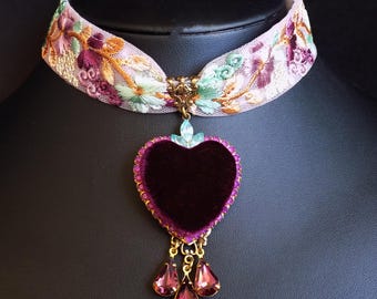 Gargantilla en forma de corazón color ciruela burdeos con banda floral bordada y gotas de cristal en forma de lágrima.