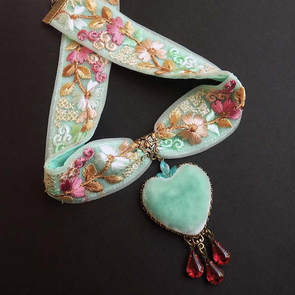 Geborduurde rococochoker: hart van zijdefluweel, strikband