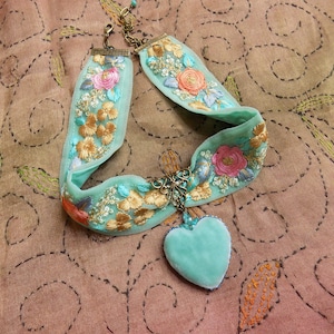 Choker Rococo, matrimonio boho, floreale ricamato, cuore in velluto di seta, edizione limitata, rosa, menta, blu, girocollo con nastro largo, Something blue