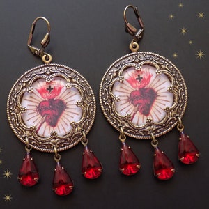 Cuore sacro, gioielli del cuore sacro, immagine sacra, orecchini immagine sacra, cuore sacro vintage, orecchini insoliti, cuore fiammeggiante