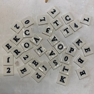 Azulejo de cerámica con letras de porcelana: 1,55 por letra. ¡CUENTE LA CANTIDAD e indíquela en la página de pedido! Consulte la sección "Cómo hacer un pedido" en la descripción.