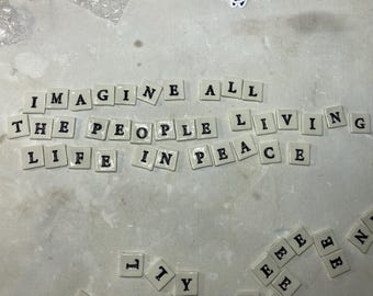 Azulejo de letras de porcelana hecho a mano: cerámica negra sobre blanco, números disponibles