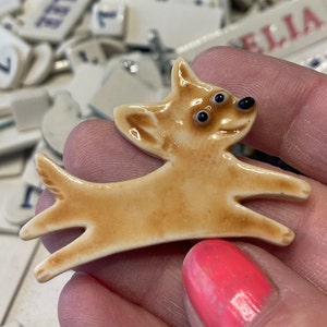 Ręcznie robiona porcelanowa płytka ceramiczna Chihuahua, magnes, szpilka lub ozdoba. Powiedz mi, co wybierasz.