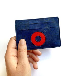Cartera fina de corcho con aplique en forma de donut en el reverso: colores brillantes