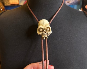 Bolo ZombieHead con calavera vudú que brilla en la oscuridad