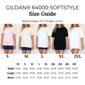 Puede incluir: Gu&iacute;a de tallas para camisetas Gildan 64000 Softstyle. La gu&iacute;a incluye medidas de ancho, largo y largo de manga en cm para las tallas XS a 5XL. La modelo mide 173 cm y pesa 65 kg. La imagen muestra las camisetas en varios colores.
