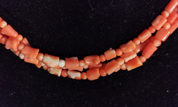 Collier Ancien Trois Rangs En Perles De Corail Rose Naturel, Monture Or Jaune 18 Carats