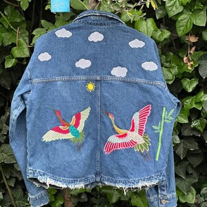Bestickte Jeansjacke „Reiherflug“