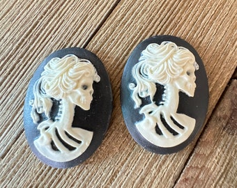 2 Skull Cabochons,  unset - 40/30 - Black and White, Halloween Victorian Resin Cameo Jewelry Supply Kawaii Cosplay Costume