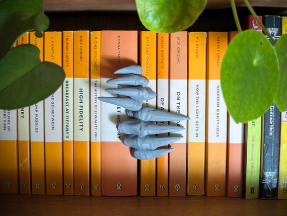 3D Printed Monster Claws Book Nook – Hidden Beast Bookshelf Decoration – Unique Bookend Style Divider – Fantasy Library Décor Gift