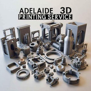 Peut inclure: Une variété d'objets imprimés en 3D en gris, y compris une bouteille, une boîte et diverses petites pièces. Le texte "ADELAIDE 3D PRINTING SERVICE" est visible en haut de l'image.