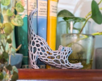 3D Printed Voronoi Cat Sculpture – Stretching Cat Desk Ornament – Modern Geometric Cat Figurine in Eco-Friendly PLA