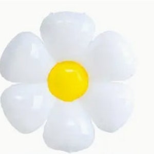Puede incluir: Un arreglo de globos con forma de margarita blanca con un centro amarillo brillante. Los p&eacute;talos son blancos y triangulares, dispuestos alrededor del centro amarillo. Los globos est&aacute;n inflados y parecen estar hechos de un material liso.