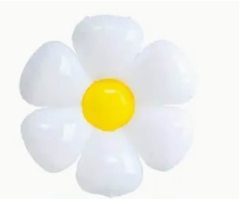 Puede incluir: Un arreglo de globos con forma de margarita blanca con un centro amarillo brillante. Los p&eacute;talos son blancos y triangulares, dispuestos alrededor del centro amarillo. Los globos est&aacute;n inflados y parecen estar hechos de un material liso.