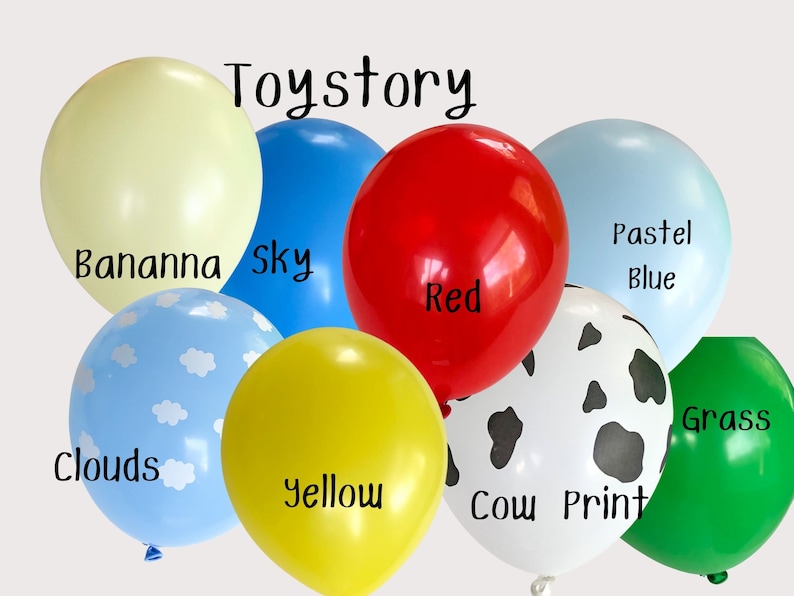 Puede incluir: Una colecci&oacute;n de globos coloridos, incluyendo amarillo, rojo, azul y verde. Un globo presenta un dise&ntilde;o de vaca, y otro tiene un patr&oacute;n de nubes. La palabra "Toystory" est&aacute; en la parte superior.
