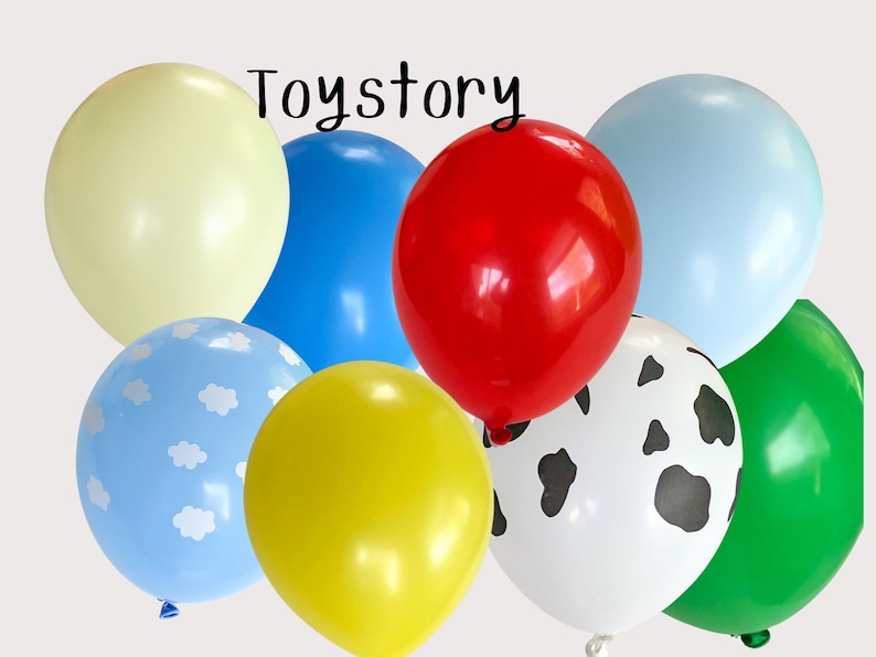 Puede incluir: Una colecci&oacute;n de globos coloridos en varios tonos, incluyendo rojo, azul, amarillo, verde y un globo blanco con manchas negras. Un globo tiene un fondo azul claro con formas de nubes blancas. La palabra "Toystory" est&aacute; escrita en la parte superior.