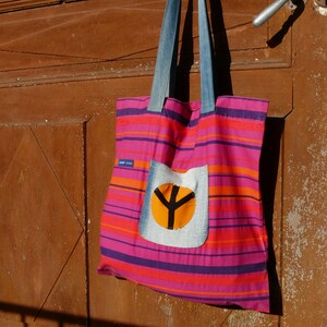 „Peace“-Tasche, Schultergurt, Strand, Einkaufen, Pool, Segeltuch, rot, lila Streifen, fröhliches Logo, orange Jeans!